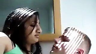 India mujer besando a su blanco novio desi nri