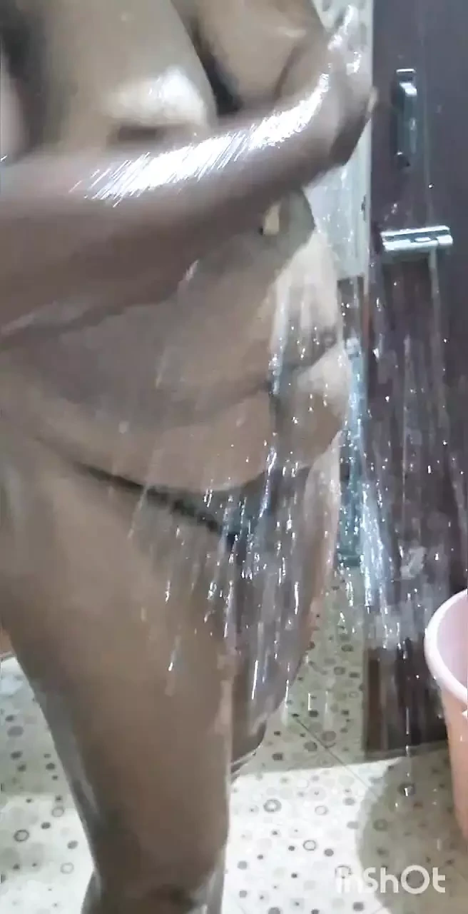 真正的泰米尔人妻洗澡视频