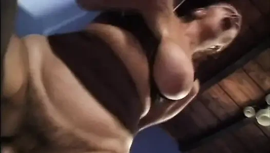 Зрелую грудастую с волосатой киской трахнули и кончили в рот в задней части паба