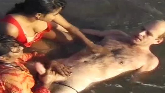 Interracial Ấn Độ tình dục vui vẻ tại những bãi biển
