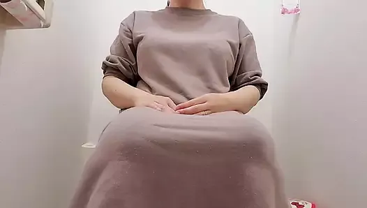 A Married Woman Masturbates in the Toilet so Her Husband Doesn't Find Out