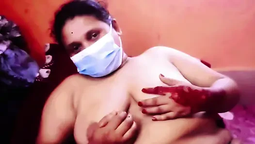 Eine asiatische frau und eine junge bangladeschische frau werden in intensiven sex gefesselt gesehen.