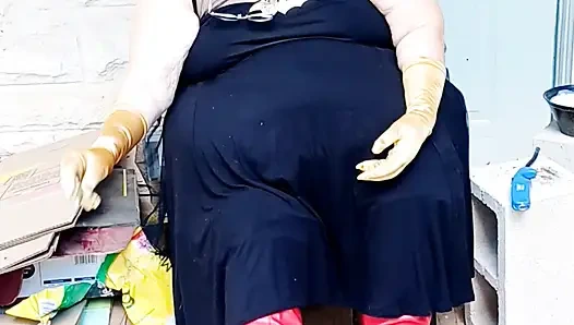 Девушка-летучка делает в ней перекур