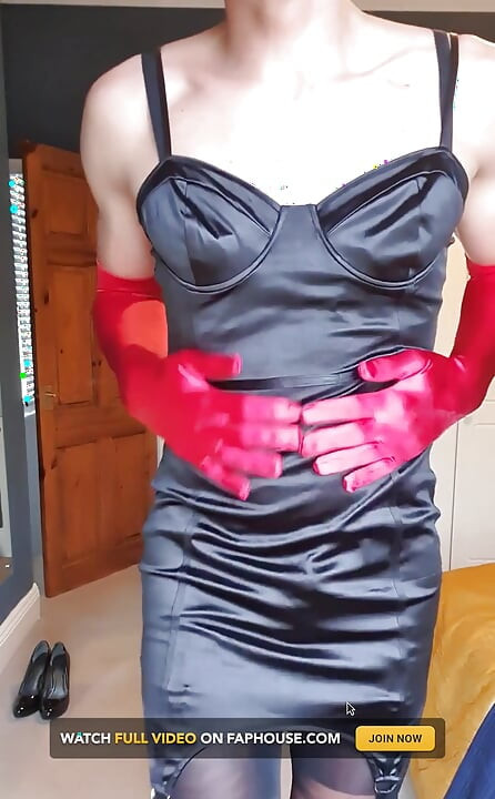 Guanti rossi di raso ️ed abito attillato di raso nero