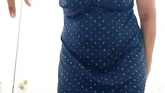 SEXY HAUSFRAU MIT BEHAARTER MUSCHI AUF VIDEO BEIM PINKELN ERWISCHT