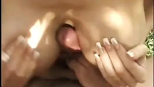 Извращенный чувак и милфа-блондинка трахаются, пока их покрывают шоколадным сиропом