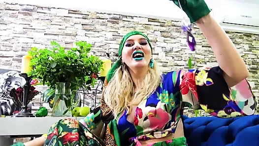 Kiss Poison Ivy 's Green Lips