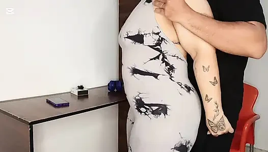 Пока моя сводная сестра занята, я прихожу расслабить её, немного нежности, соблазнять и трахать её часто.