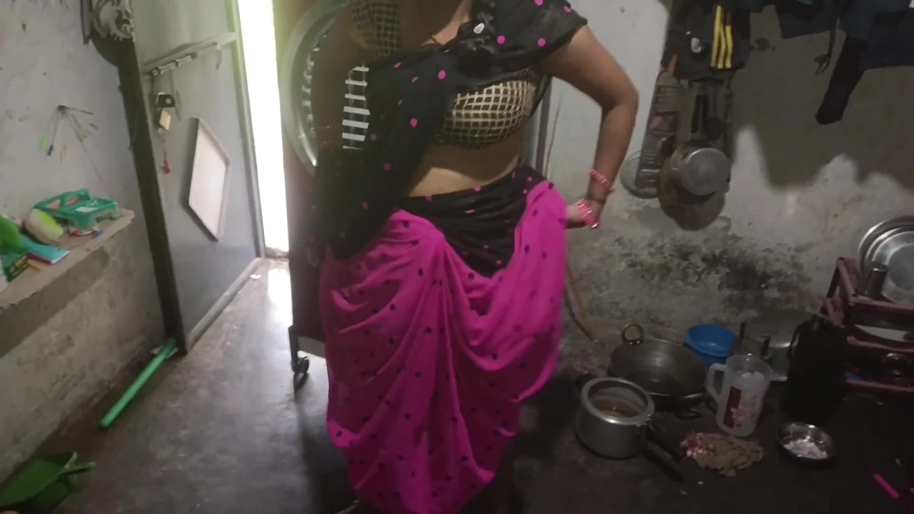 When her husband went to the bathroom in the kitchen, sister-in-law was alone, then sister-in-law's ass pussy fucked in the dog style of the land chusa.