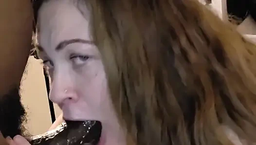 Şişman götlü beyaz kız sikiliyor ve üvey erkek kardeşlerinin dölünü yutuyor