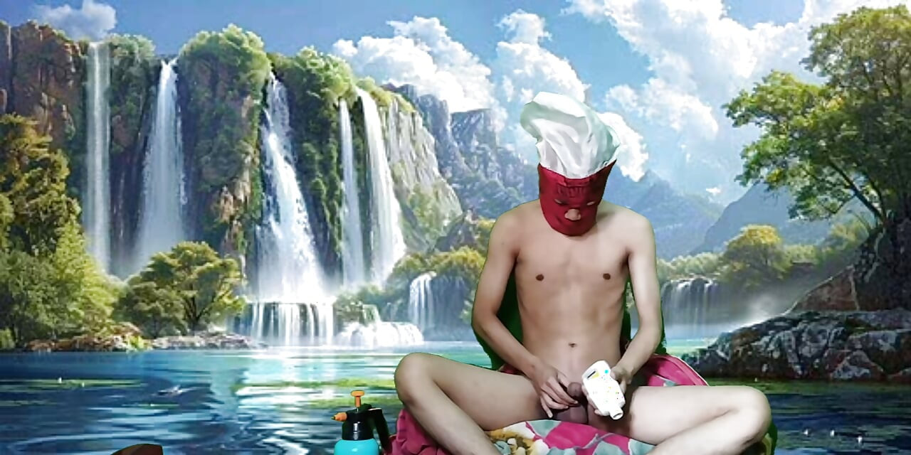 Masturbándose con un consolador hecho con una botella, usado bajo una cascada.