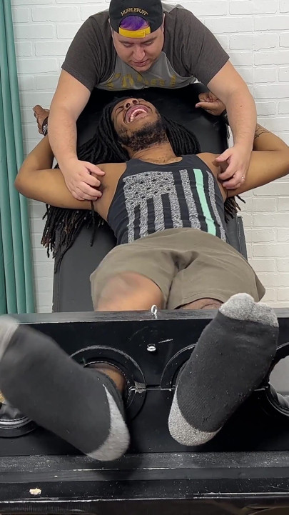 J sonunda gıdıkla sandalyesinde