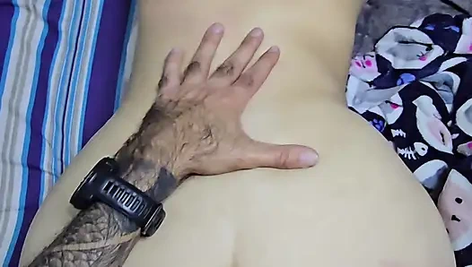 Kami suka eksibisualisme dan kami mulai bercinta di jendela