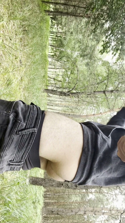 Publicboy18 ung gutt i bukse blottar, stripper og onanerer | Klipp 1