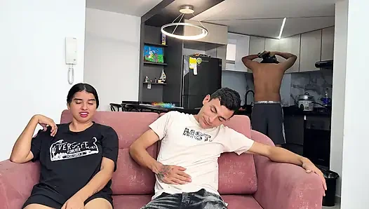 Während der cuckold meines mannes sich zum mittagessen macht, wird latina-schlampe von fremden gefickt, bis er in ihre muschi kommt