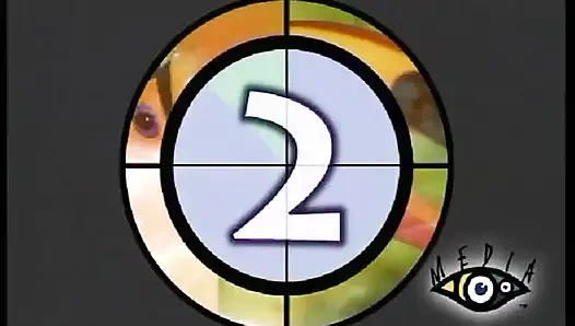 Brünette schlampe masturbiert, bevor sie einen blowjob gibt