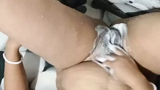 Sexy rii hat Spaß im Badezimmer mit ihrem Freund