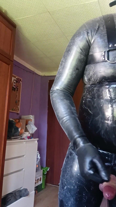 来自“一个穿着乳胶服和防毒面具的家伙美丽高潮的关键时刻”