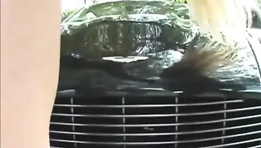 Perfektes schätzchen und vollbusige MILF werden im analen dreier gesichtsbesamt