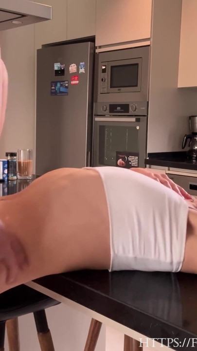 Big Booty Babe bliver kneppet på køkkenbordet i hvert hul | Klip 1