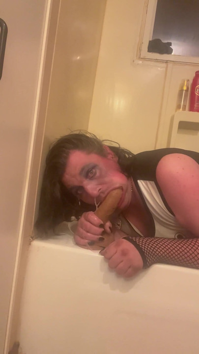 Trisha Trash CD 巨大なディルドボールを深く - むせてよだれまみのディープスロート