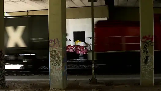 Büyük götlü esmer kadın sikiliyor ve büyük göğüslerine püskürtülür