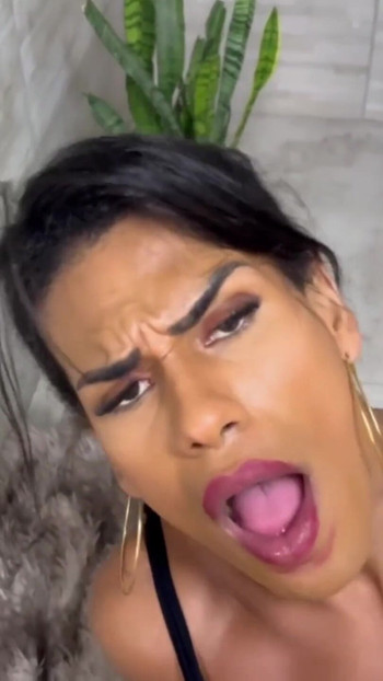 饥渴的米雷拉邀请街屋男人好好地做爱。这个淫荡的女孩不会错过操逼的机会 | 短片 1