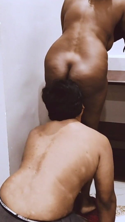 Une patronne indienne tamoule baise avec son manager au bureau | Clip 1