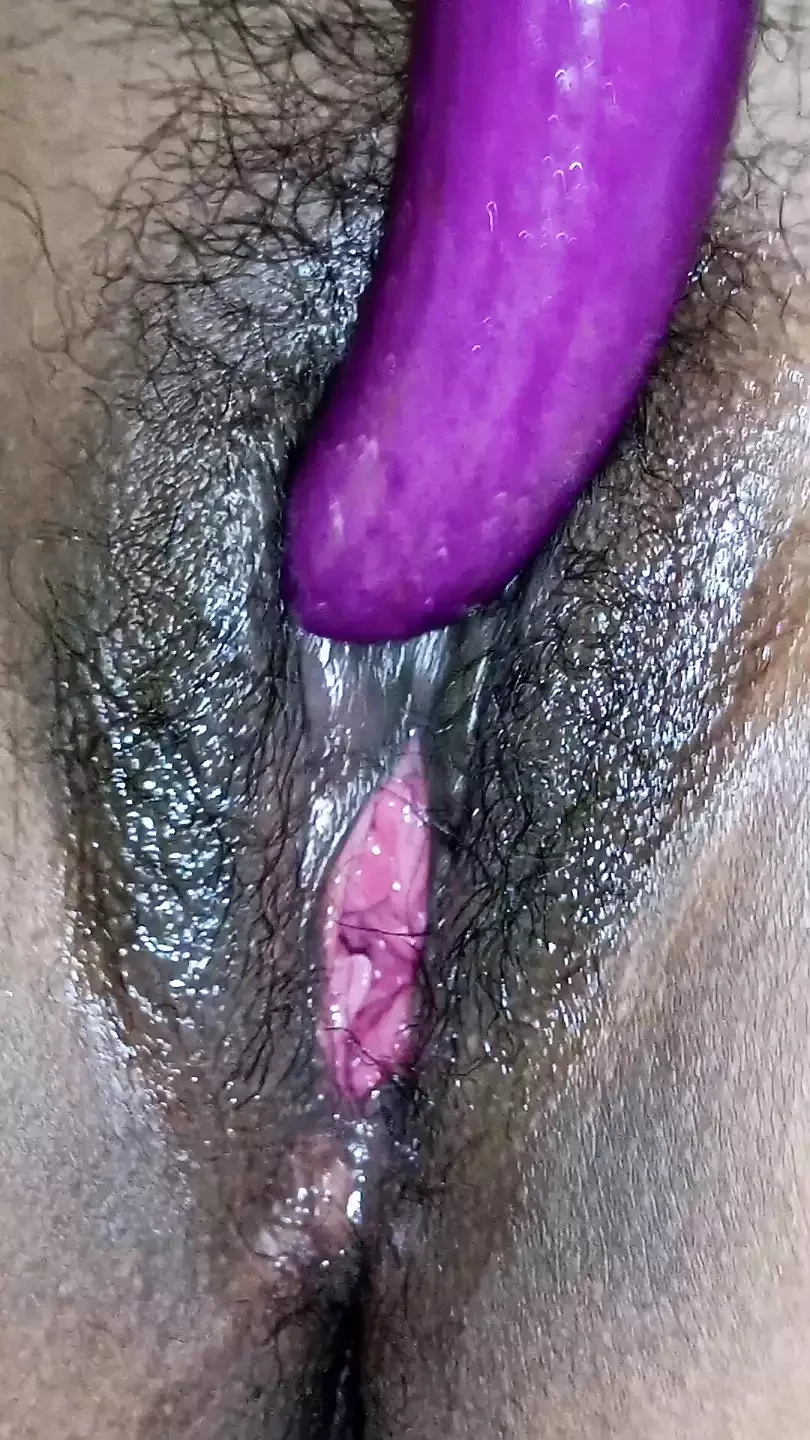 Индийская домохозяйка дези играет с Brinjal - серия 3-я