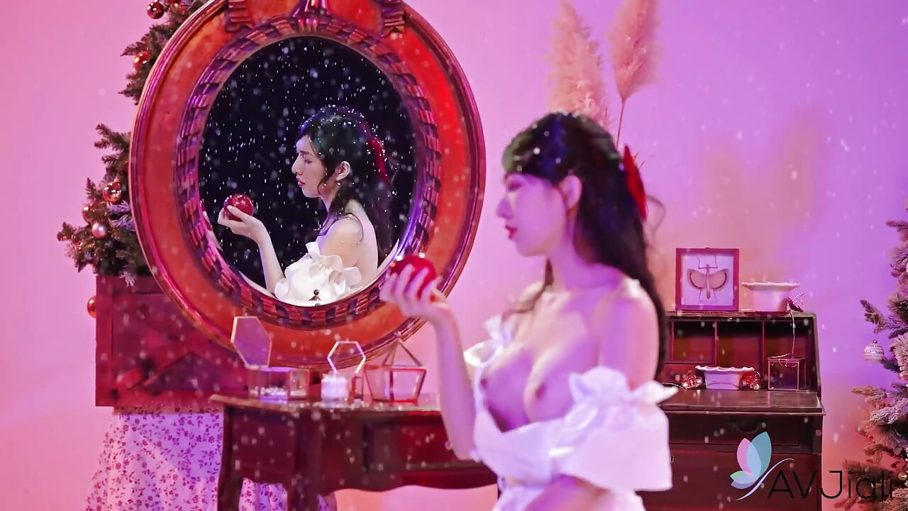 Jiaxin Is the Horny Snow White Who Gets Fucked by the Prince