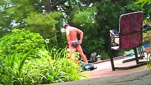 College Confessions: Heißer Pool-Sex mit asiatischer