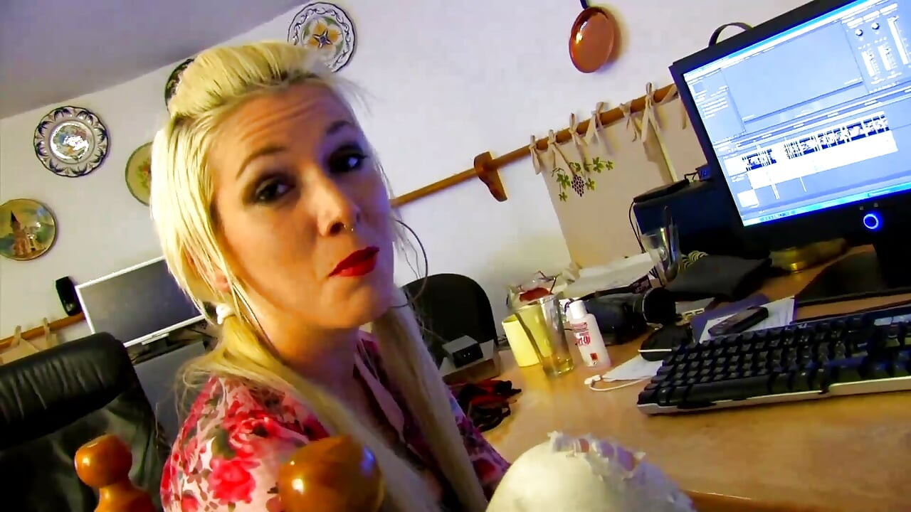 Wielkie cycki blond wytatuowana dziewczyna tyłek jebanie tyłek palcowania tyłek