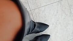 Udělal jsem tohoto nadrženého chlapa lízat moje kožené boty na podpatku