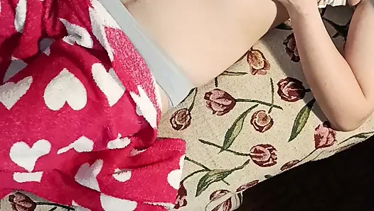 Ich beobachte meine stiefschwester beim masturbieren im bett