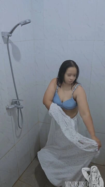 Mahasiswi Ber Jilbab Lagi Mandi dan Ngentot Sama Bapak Kos