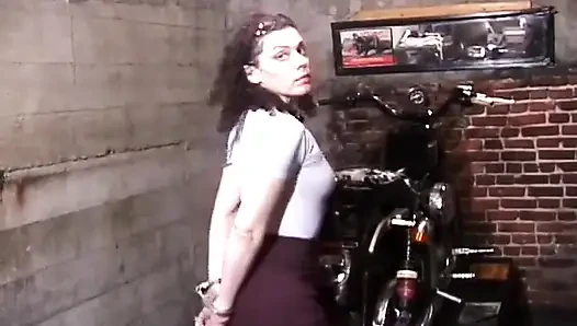 Грудастую милфу отшлепали на мотоцикле