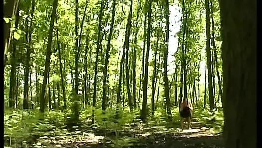 Gadis remaja imut rambut cokelat lagi asik ngusap memeknya di luar ruangan