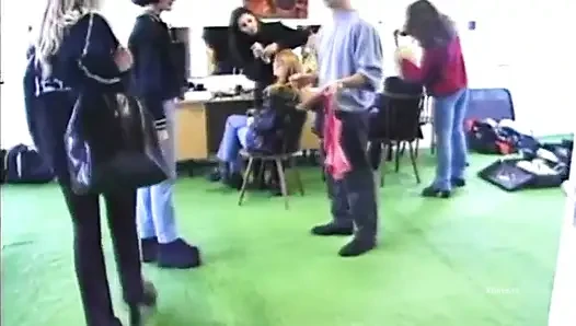 Seksi iç çamaşırlı genç fahişeler yarak bacaklarını tamamen açıyor!