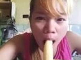 Filipijnse Bea zuigt banaan en room