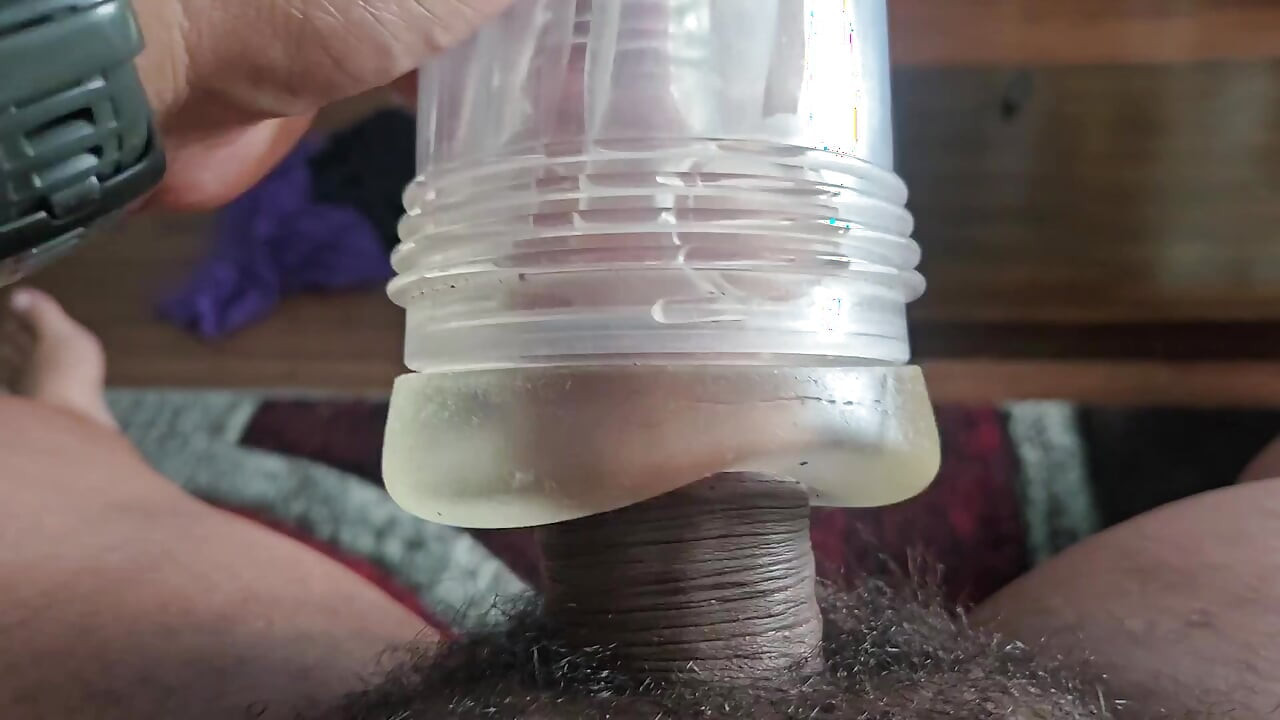 Fodendo e gozando dentro do meu gelo fleshlight