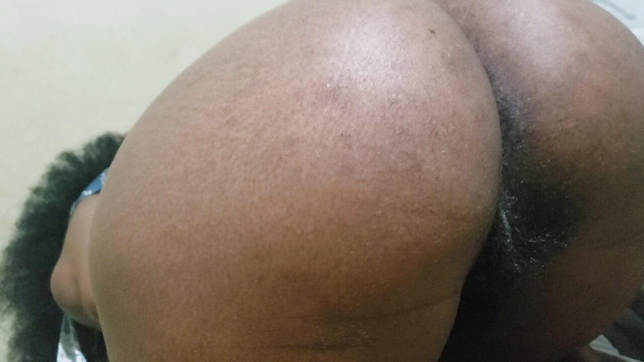 샤워하는 큰 엉덩이 아마추어 POV는 대담한 곡선으로 가득 찬 매혹적인 성인 판타지를 만듭니다.