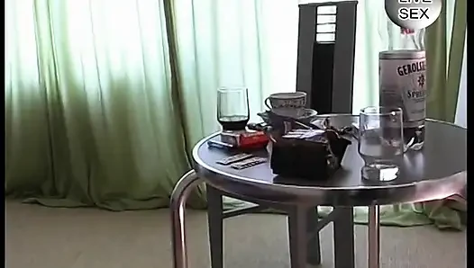 Olgun fahişe amcığı parmaklanıp sikilmeden önce külotlu çorapını yırtıyor
