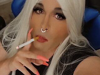 Rauchende Sissy, Transvestit