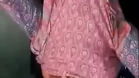 Menina de Bangladesh pega nua em casa
