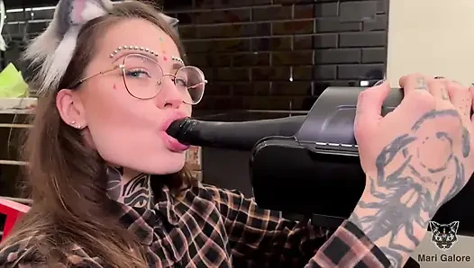 Mari galore packt eine fickmaschine mit ihrem freund aus