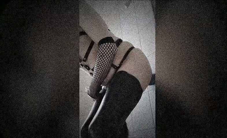 Un monstre dans ma salle de bain - Nyra kigurumi poilue aime un gode fantastique