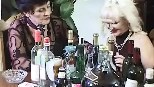 Две возбужденные дамы из Германии ублажает друг друга после игры в карты