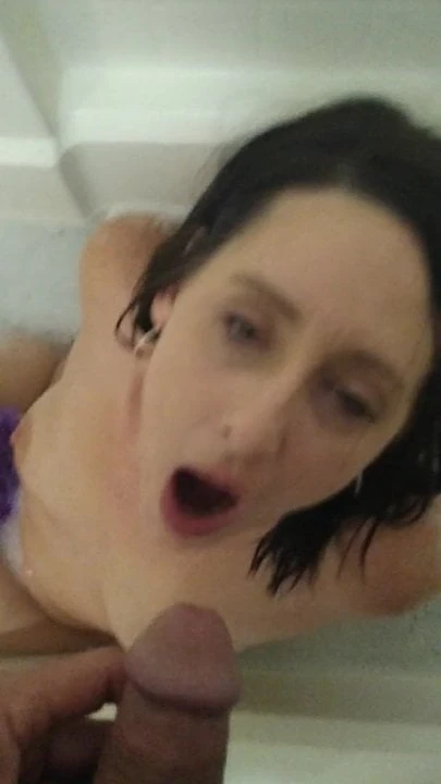 Bruneta polyká čůrání