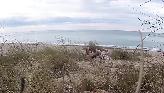 Bu guru perancis yang nakal nyepong kontol amatir di depan pantai sambil bugil sampai dicrot sperma - misscreamy