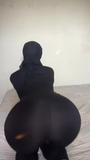 Hidžab djevojka s debelom guzicom